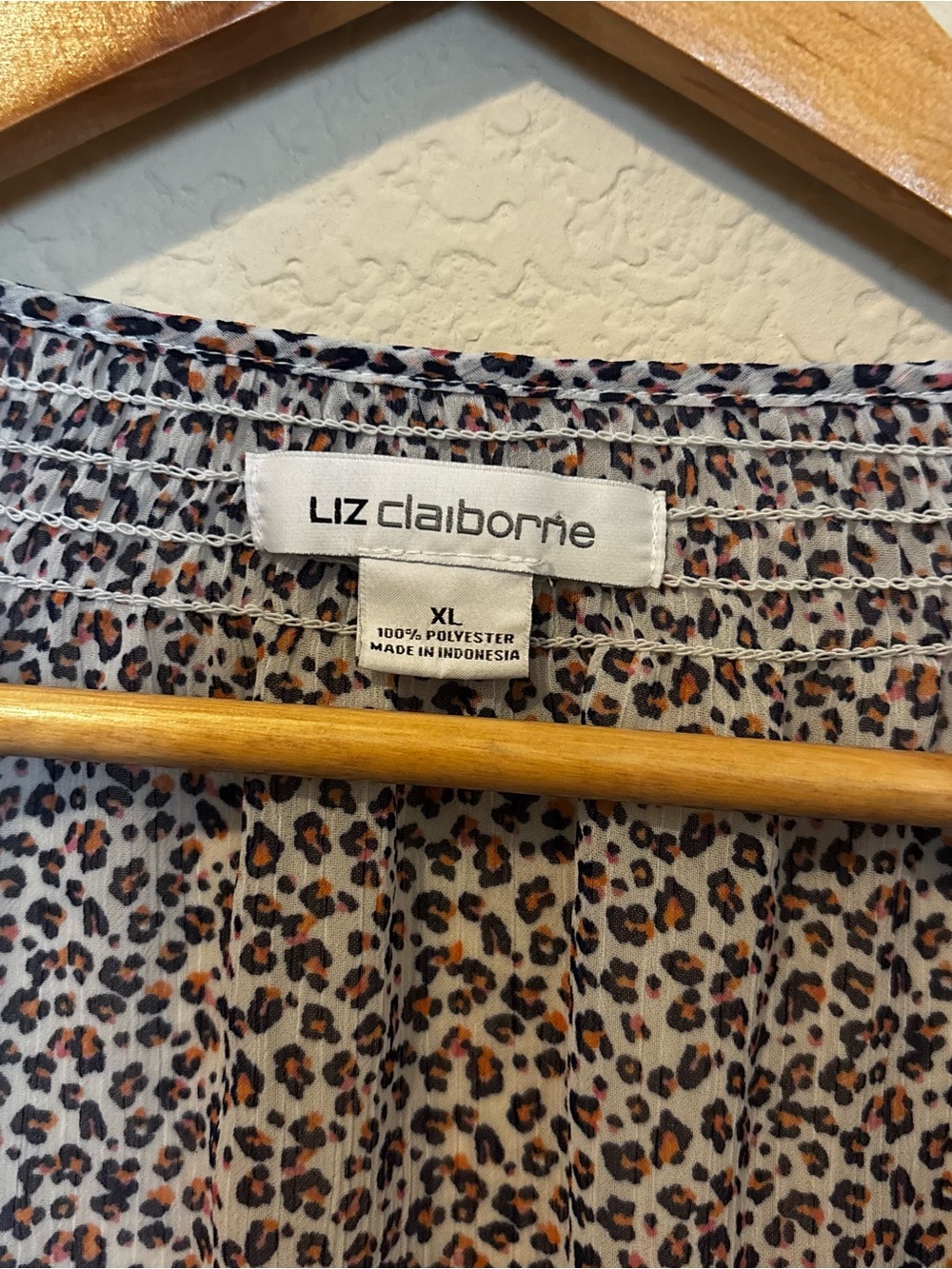 Liz Claiborne Womens Blue White Animal Print Short Sleeved Blouse Size XL - Picture 2 of 5